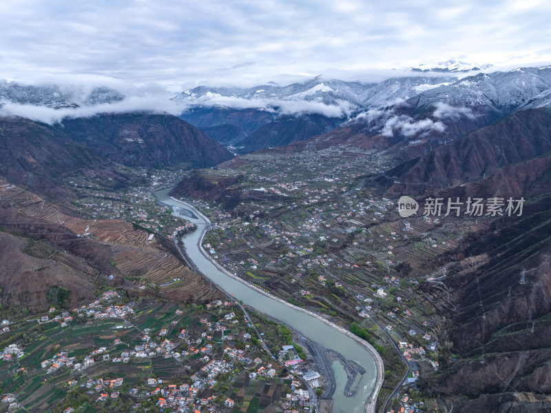 四川阿坝州金川梨花藏寨雪山高空航拍