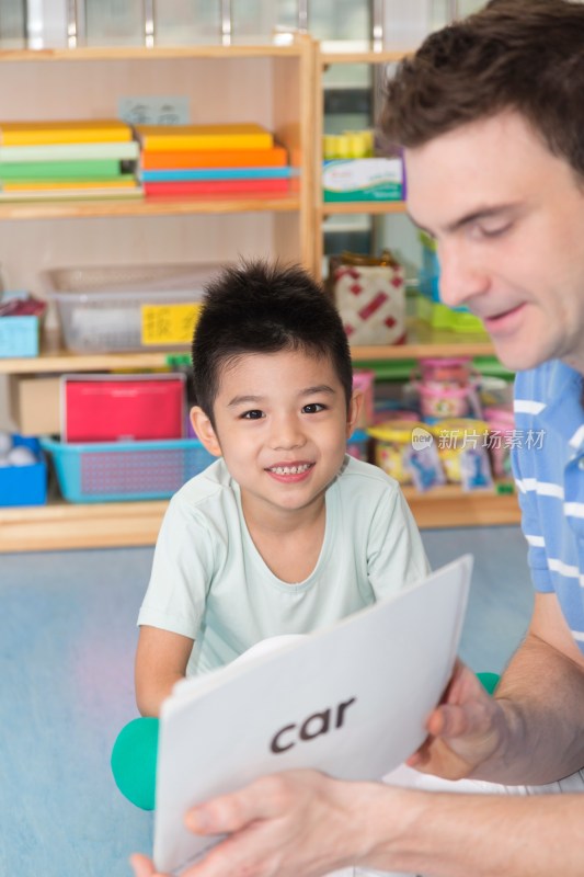 幼儿园外教男老师教儿童读英文卡片