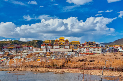 云南迪庆香格里拉松赞林寺景区湖泊草地秋景