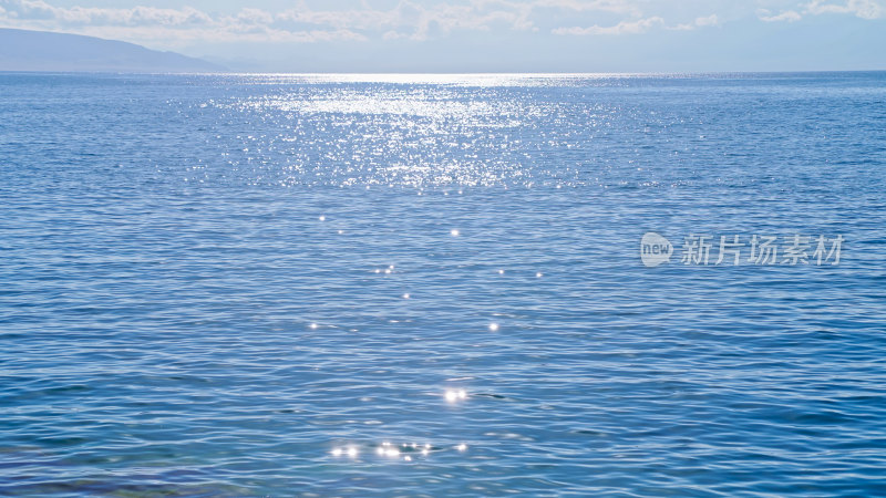 新疆赛里木湖湖面波光粼粼