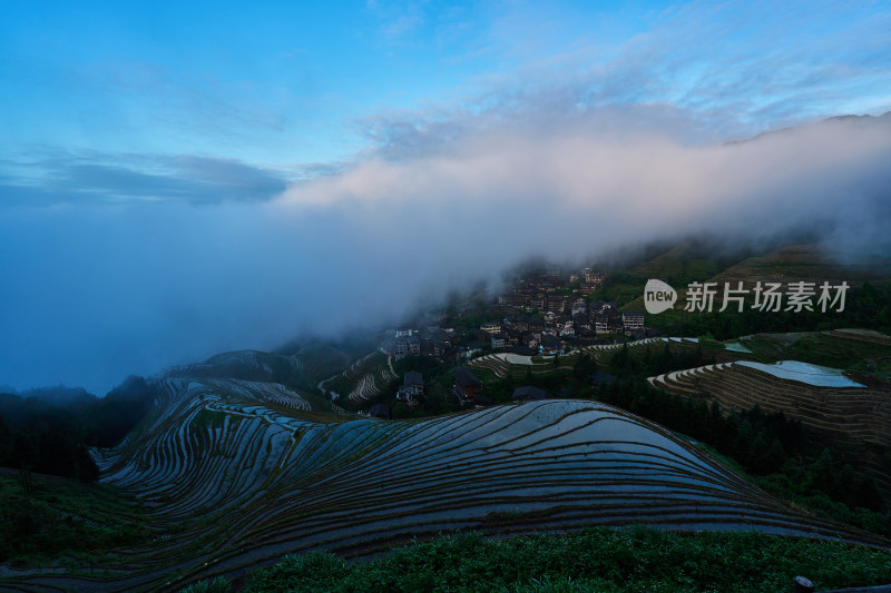 晨雾中的梯田