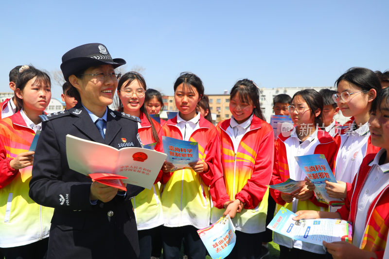 警察向学生科普国家安全教育知识