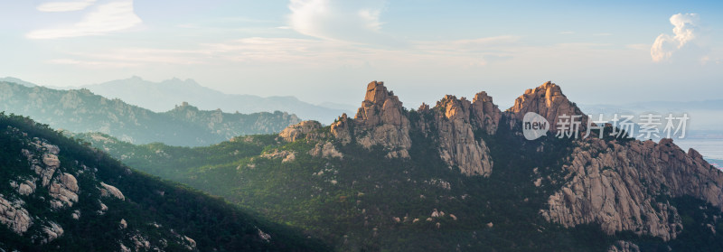 青岛崂山仰口山峰，夕阳漫过山峰