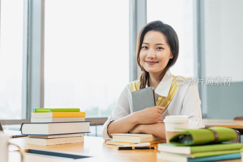 年轻女子在读书