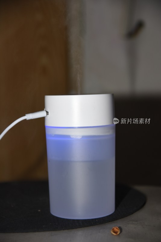 白色加湿器正在工作并冒着白色蒸汽