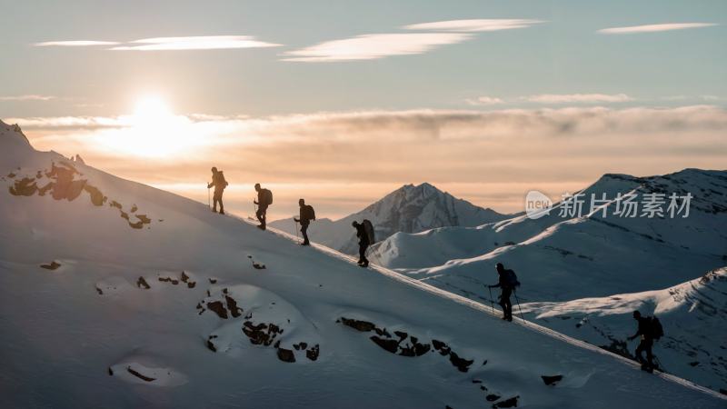 登山者攀登雪山高峰的壮观景象