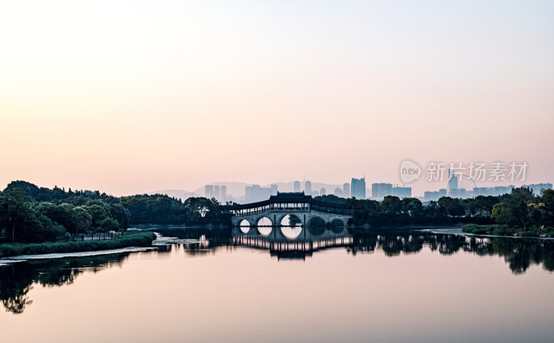 无锡长广溪石塘桥黄昏湖畔古桥与城市天际线