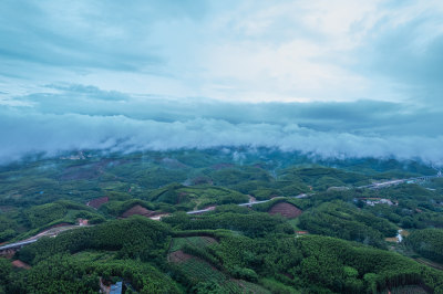 乡村田园连绵群山云雾缭绕唯美风光航拍全景