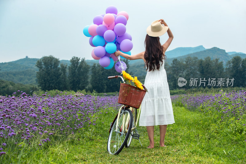 站在花海里的青年女人