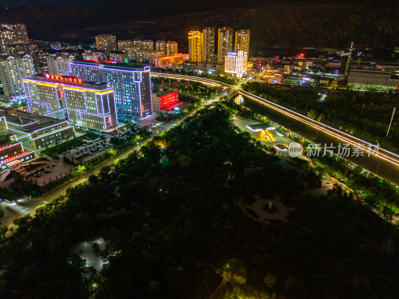 甘肃定西城市夜景交通航拍图