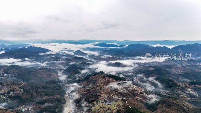 重庆酉阳：雾气中的山村田园