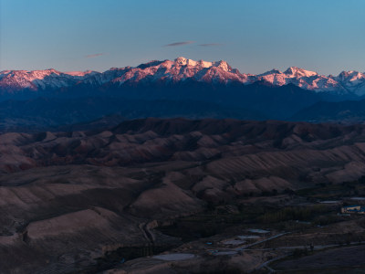 夕阳下的博格达峰