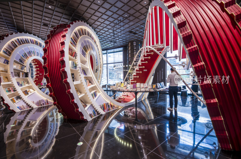 深圳钟书阁创意书架造型的书店内部景观