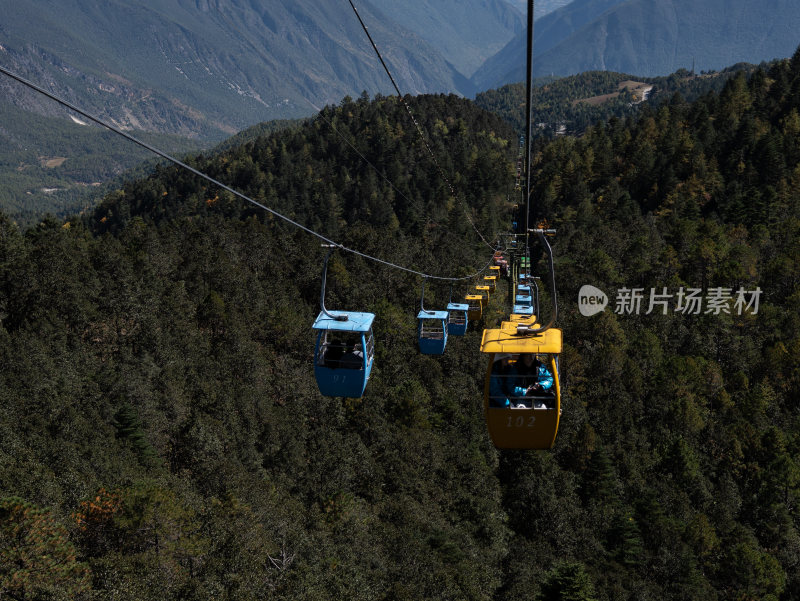 山川间攀升的玉龙雪山牦牛坪索道缆车