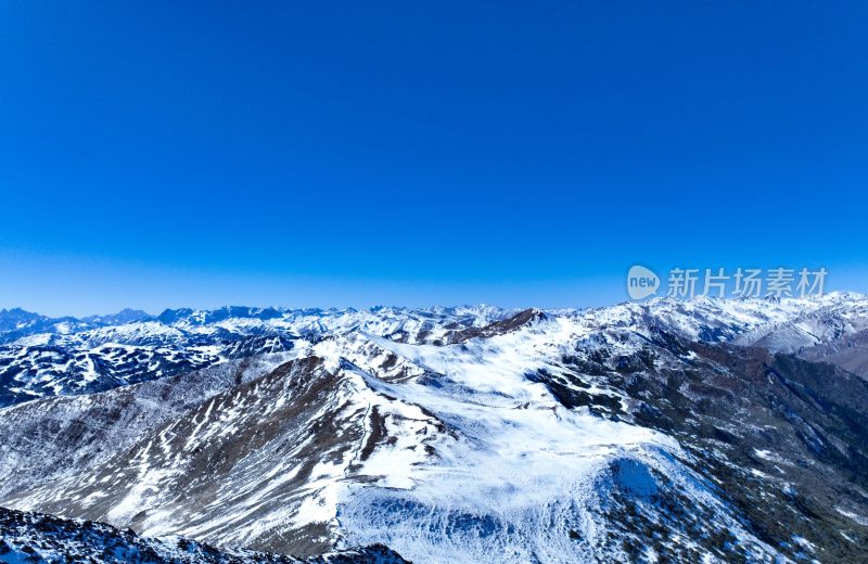 壮观的雪山全景，银白世界尽显自然之美