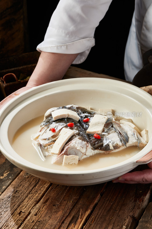 浓香野生鲢鱼头豆腐汤