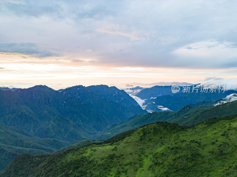 高山云海日落晚霞航拍摄影图