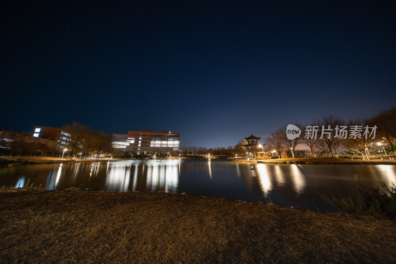 夜晚湖边建筑倒影风景