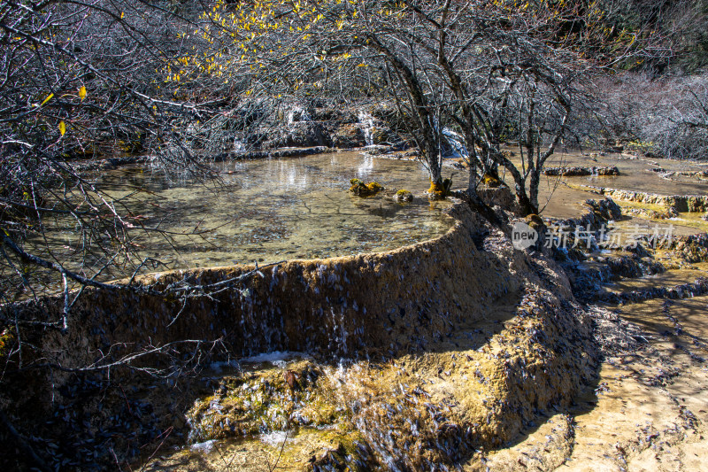 四川阿坝黄龙景区层层叠叠的钙华地形流水