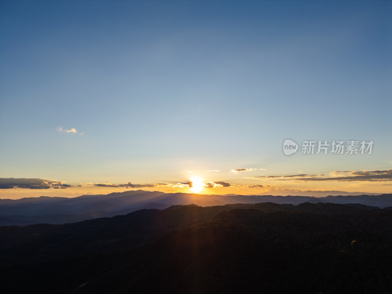 航拍日落照耀下的连绵山脉风景