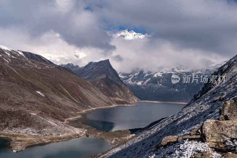 西藏山南洛扎秘境库拉岗日雪山湖泊壮丽景色