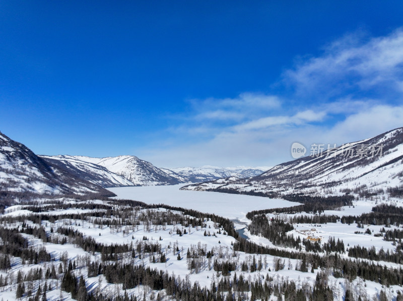 新疆阿勒泰喀纳斯雪景神仙湾晨雾雪山森林