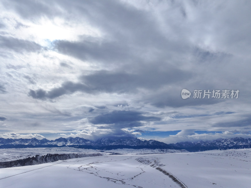 中国新疆阿勒泰冬季雪景茫茫雪原与雪山