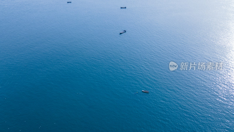 航拍海面船只全景