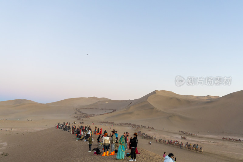 甘肃敦煌鸣沙山月牙泉夕阳驼队沙漠绿洲