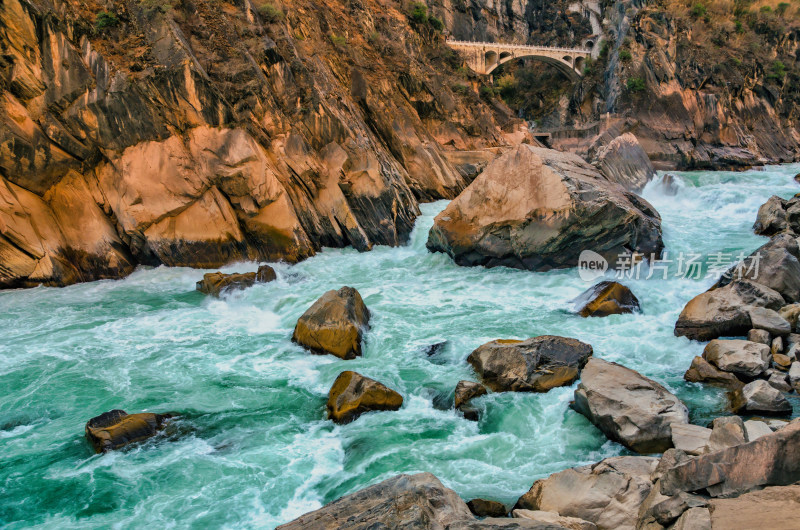 云南香格里拉虎跳峡景区峡谷河流自然风光