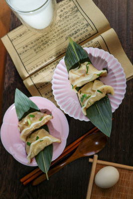 桌上盘子里的饺子特写镜头