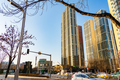 沈阳北站建筑群城市街道车辆穿行的繁忙景象