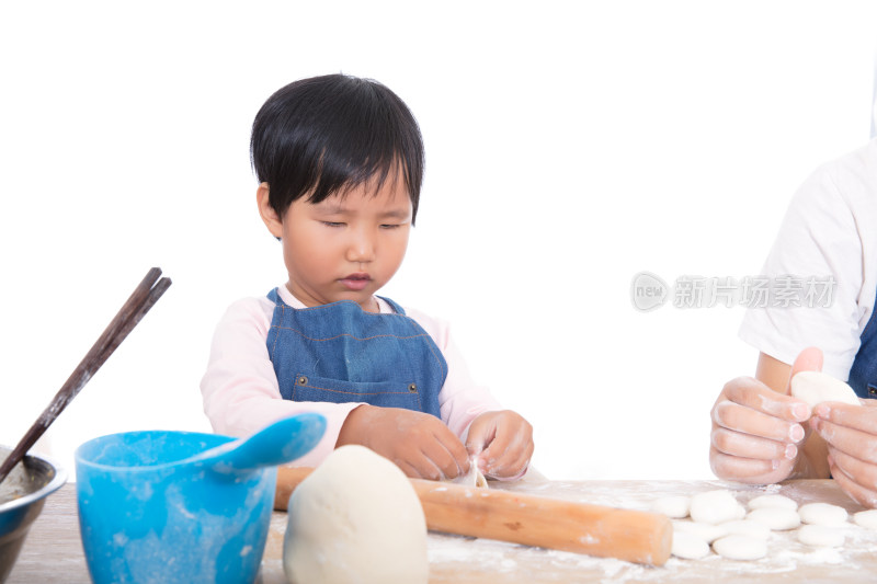 中国小女孩在厨房里学习包饺子