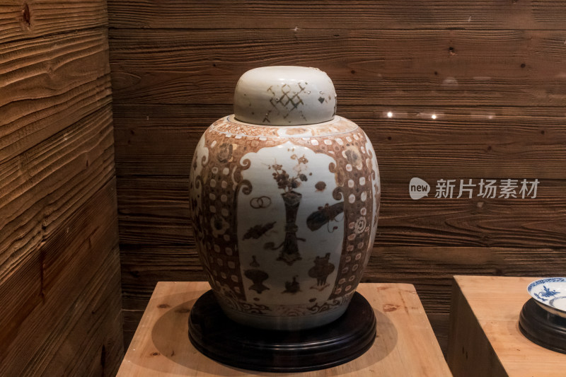 五彩开光杂宝花卉纹盖罐 清康熙