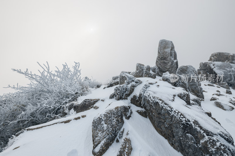 天目山脉龙王山顶石头雾凇云雾雪景