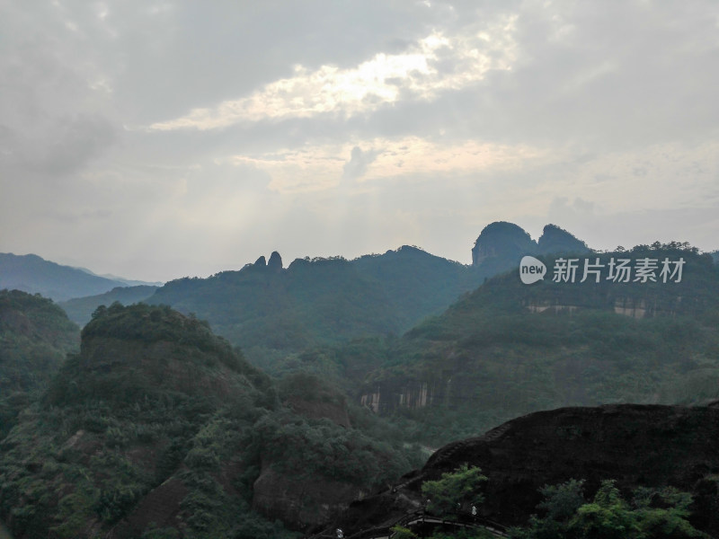 武夷山云雾缭绕的山峦风景