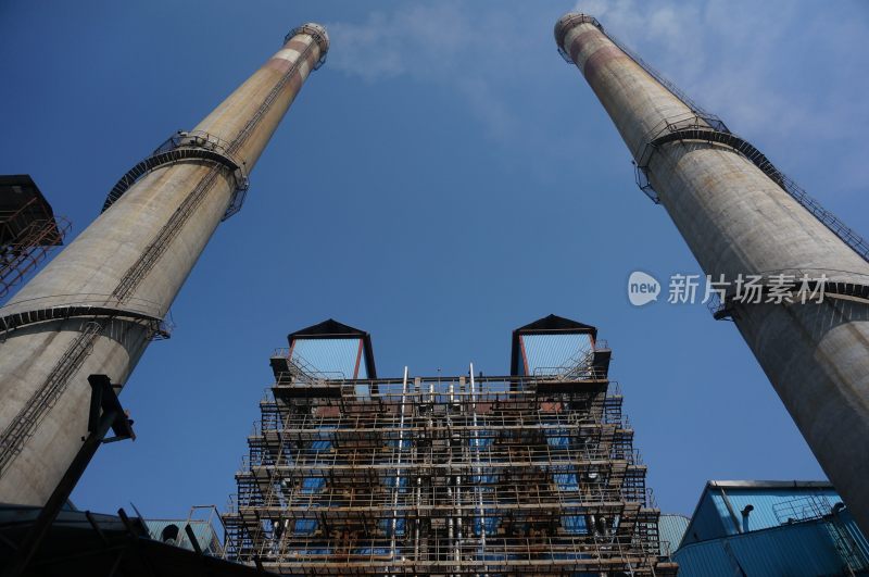 工厂高耸烟囱与建筑结构