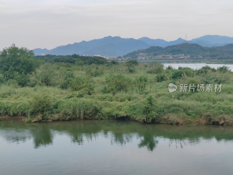 山水间的河岸风光