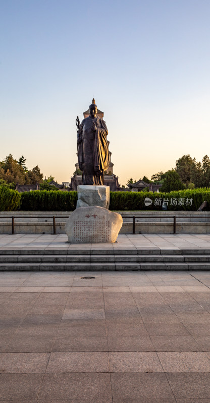 清晨的西安大雁塔大雁塔南广场玄奘雕塑景观