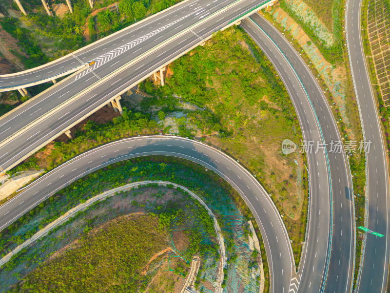 航拍高速公路的匝道