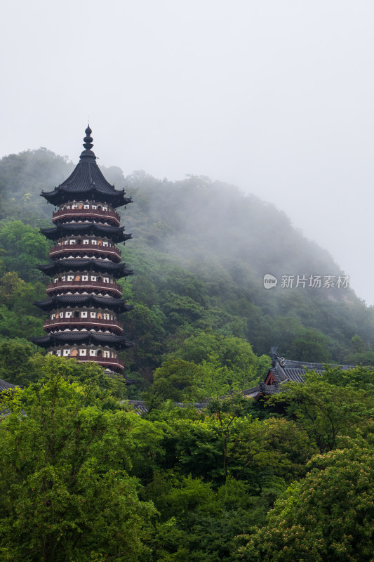 南京牛首山文化旅游区夏日山间云雾中的宝塔