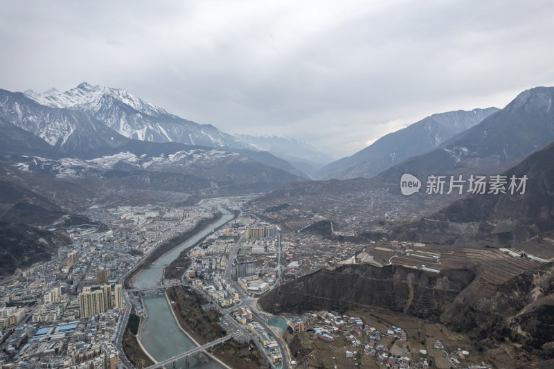 四川雅安理县雪山下的高原城市航拍