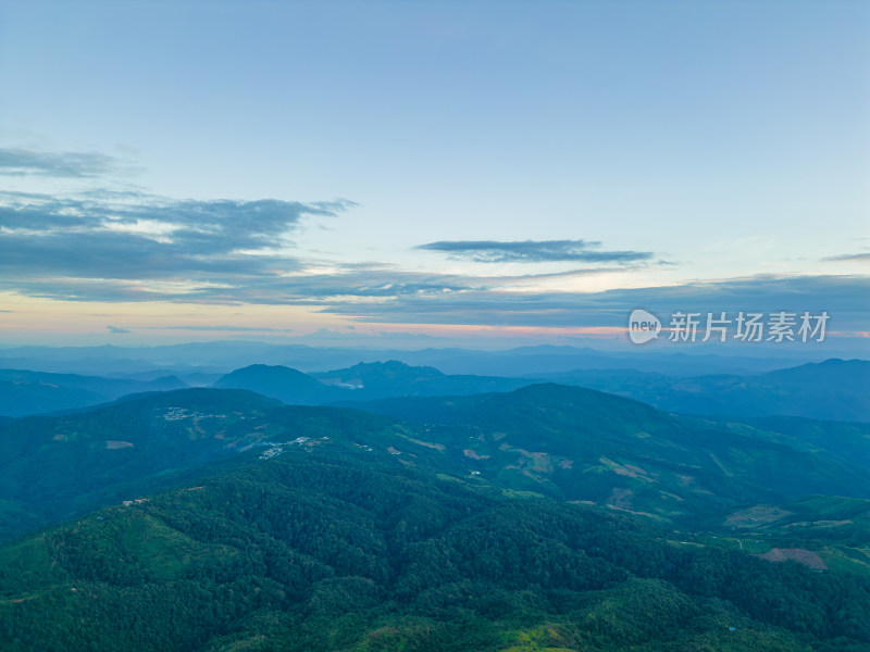 航拍日落时的夕阳天空景色