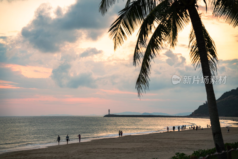 夕阳余晖下的海滩风景