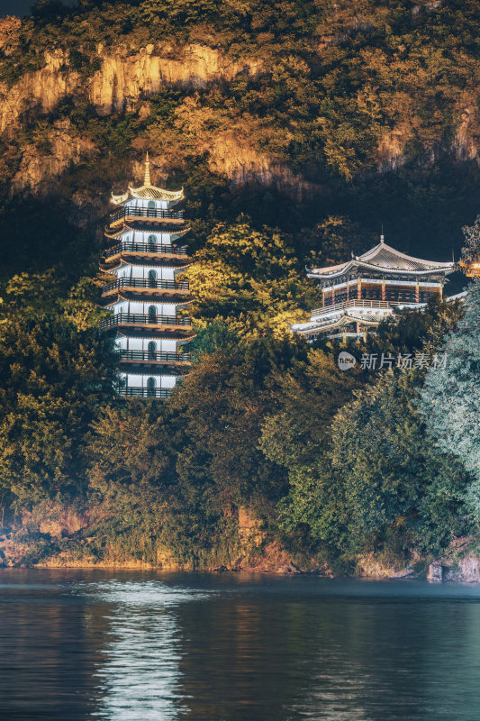 夜晚江边的中式传统建筑-柳州文庙