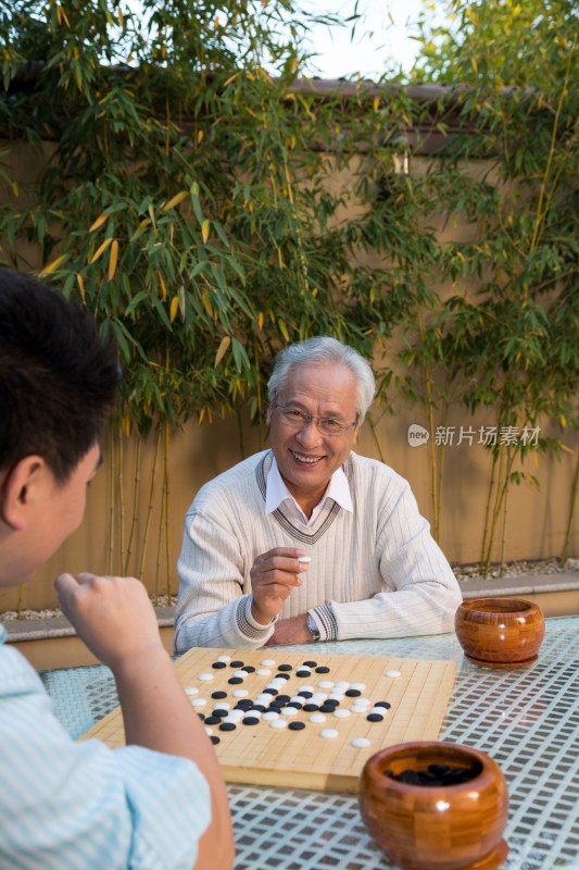父子在院子里下棋