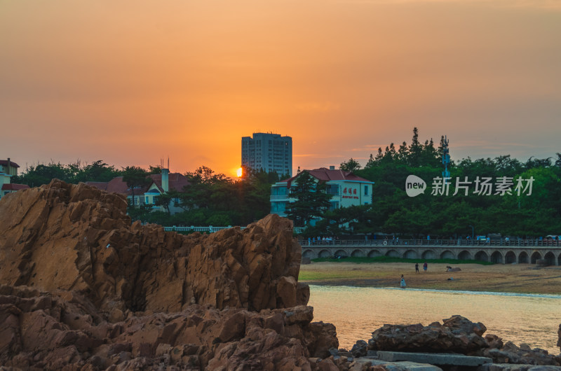 青岛太平角公园海边的夕阳风景