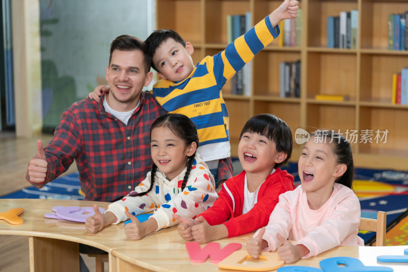 外籍老师和学生在一起