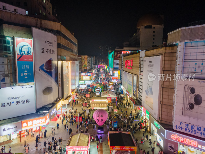 航拍青岛台东步行街夜景商业街