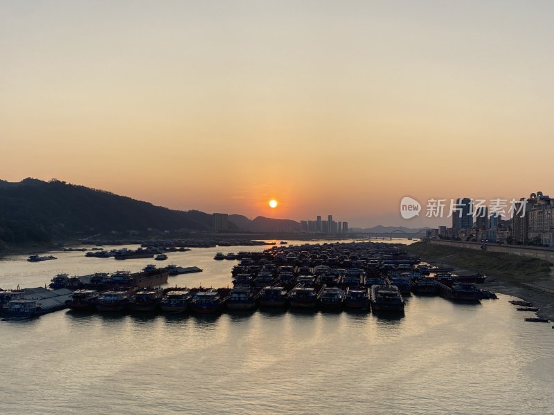 梧州西江江上众多船只与落日余晖的美丽景象